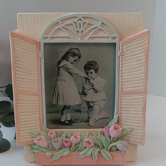 Window picture frame with shutters and floral box - Picture 5 of 7